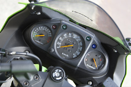 Архаичная приборка однако очень хорошо читается на любой скорости